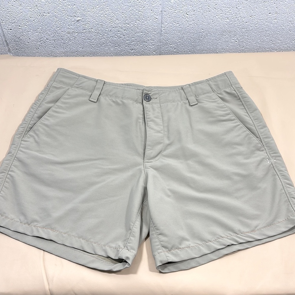 Under armour loose style golf shorts​​​​​​ - Picture 3 of 13